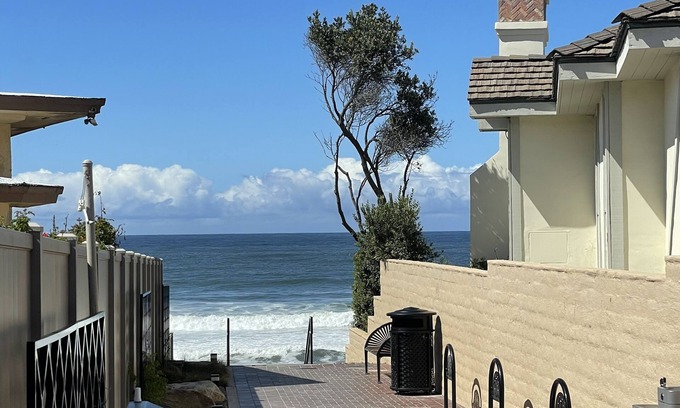 South Oceanside House | Cheerful and Remodeled 3-bedroom beach cottage, STEPS to beach. Sleeps 9!