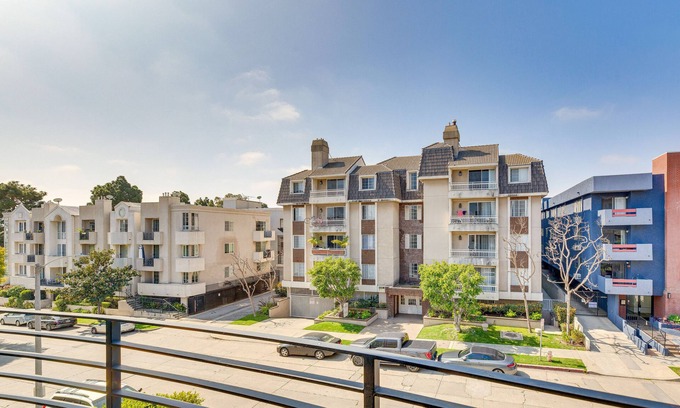 Sawtelle Condo | Chic Condo Near Santa Monica: Parking & Workspace!