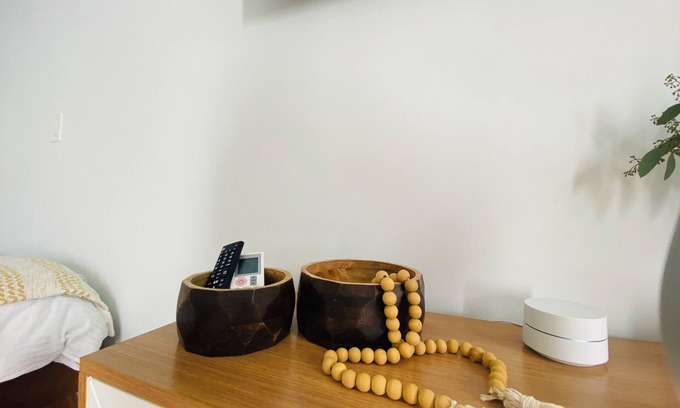 Beverly Grove Apartment | Chic studio with WiFi and AC in fabulous Beverly Hills
