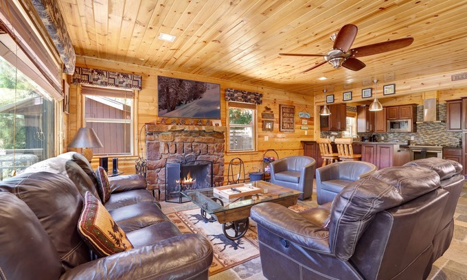 Boulder Bay Cabin | Circle Views Boulder Bay Retreat- Hot Tub- Games