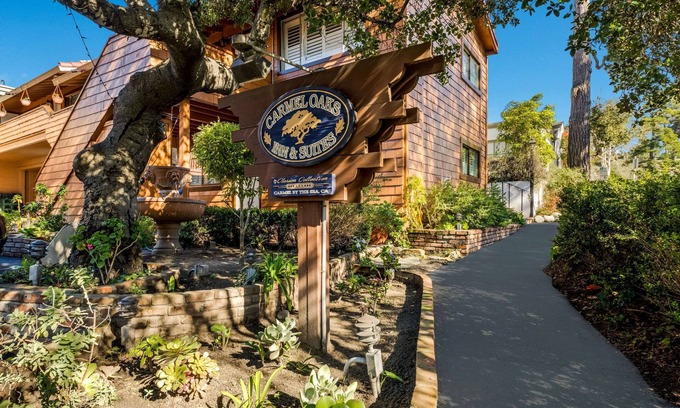 Northwest Carmel Hotel | Clarion Collection Carmel Oaks Inn
