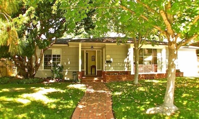 Beach Barber Tract House | Classic La Jolla Beach Home.Pet Friendly! 5 Stars! Outdoor Fire Pit and Heaters