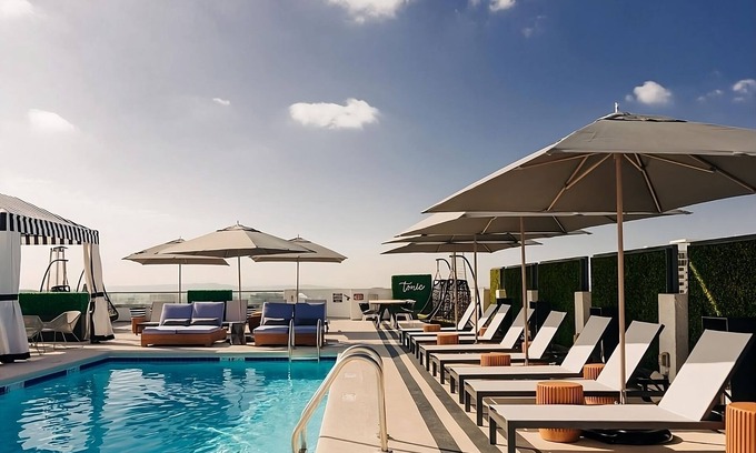 Norma Triangle Apartment | Classic Reunion at the Rooftop Poolside Bar, 4 Classy Units w/Balcony!