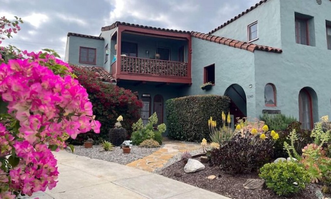 Mid-Wilshire House | Close to Everything!