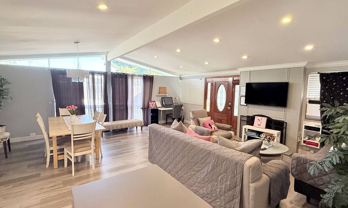 Anaheim Resort House | Closest Disneyland Cheerful 4 bedroom home