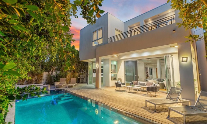 La Brea House | Colgate Modern - Stunning Luxury Estate with Seamless Indoor-Outdoor Living