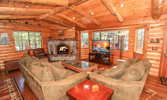 Upper Moonridge House | Columbine Oak Retreat- Awesome Log Style Cabin W/Outdoor Spa and Snow Play!