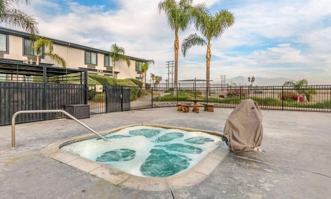 Colton Hotel | Comfort Inn And Suites Colton
