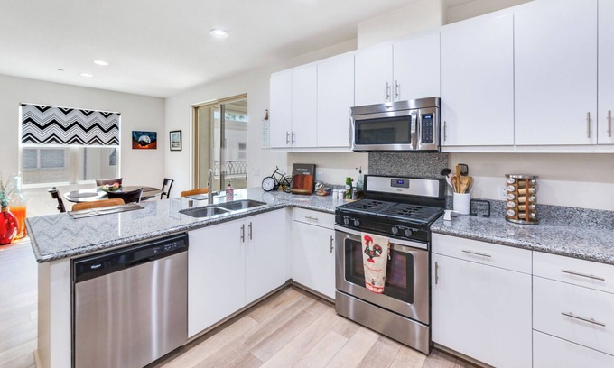 Anaheim Colony Historic District Condo | Condo Close To Disneyland & Famous Packing House