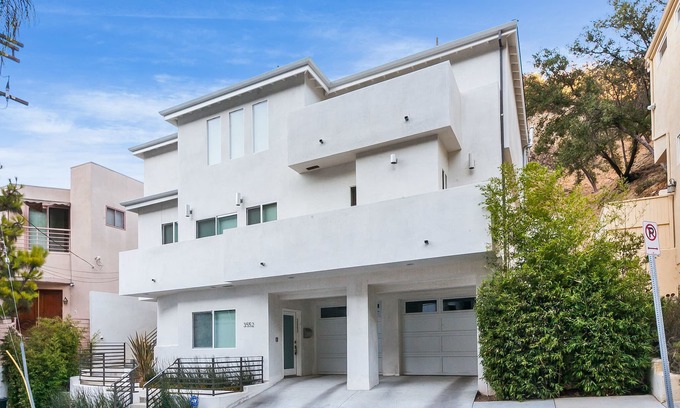 Sherman Oaks House | Contemporary Clean Luxury Museum Style Retreat with modern amenities