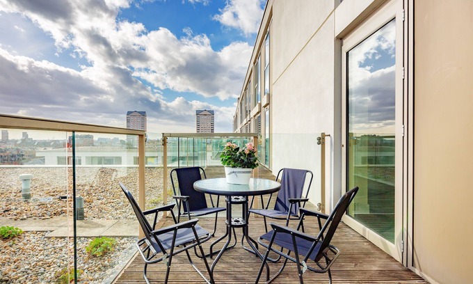 Isle of Dogs Apartment | Contemporary One Bedroom Apartment in Canary Wharf by MySquare