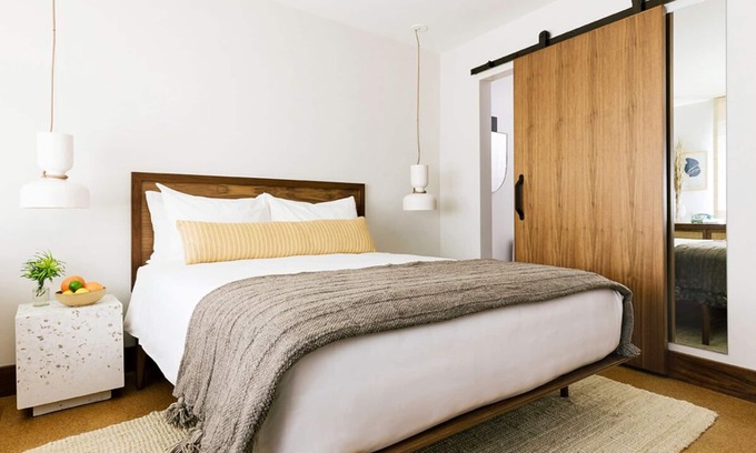 Sunset Junction House | Conveniently Located To Excellent Transportation! Pool, Near Metro Station!