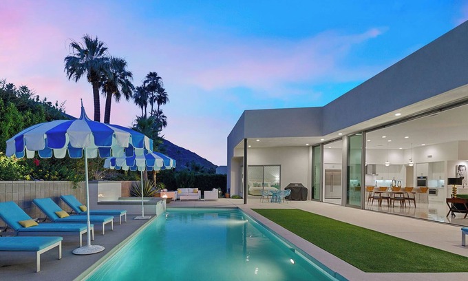 Historic Tennis Club House | 'Cosmopolitan' Walk to Palm Canyon!
