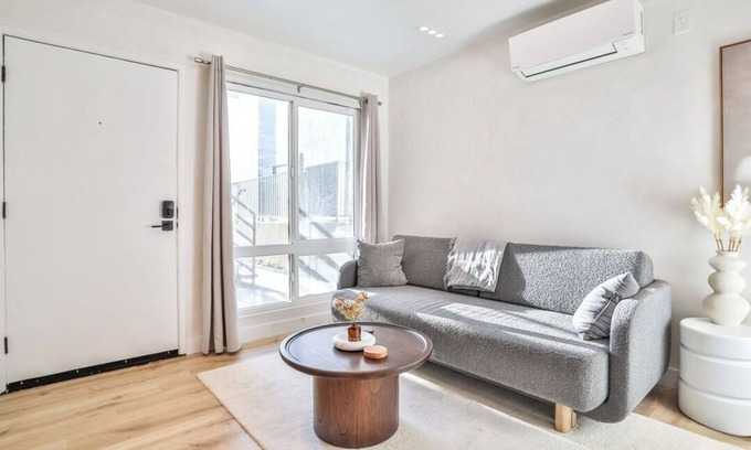 Venice Canals Apartment | Cozy 1-bedroom apartment in Prime Venice Beach– Ocean Views