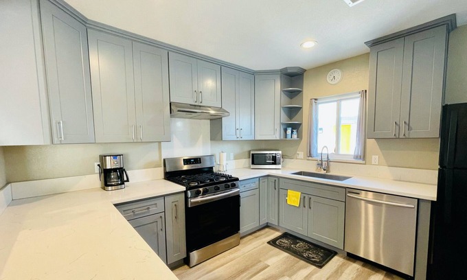 Santa Ana House | Cozy 2 BR Private Home Near Disney, Little Saigon