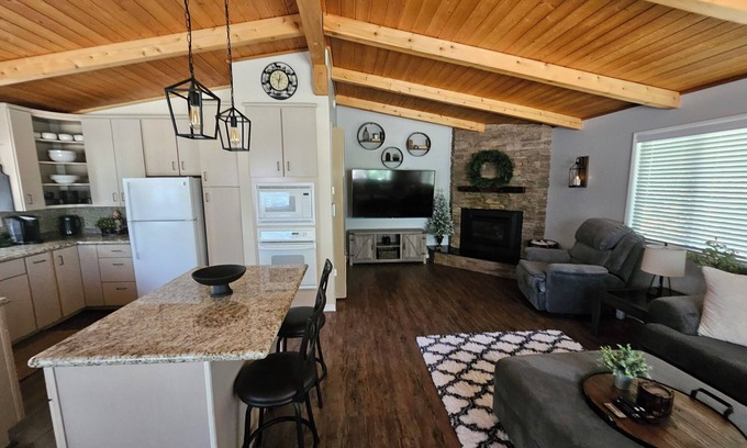 Big Bear House | Cozy, beautifully cabin steps away from hiking and minutes from Big Bear lake