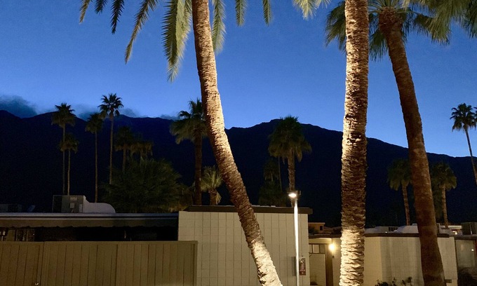 Twin Palms House | Cozy Bungalow at the Historic "Ocotillo Lodge" Palm Springs