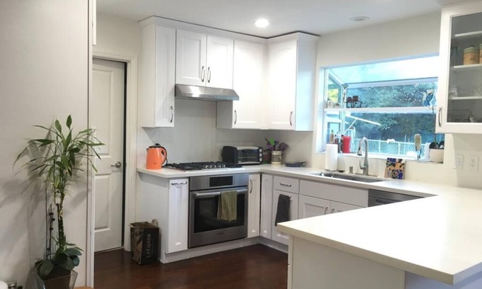 Tarzana House | Cozy charming family home near park and Ventura Blvd!