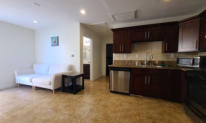 Northwest Torrance House | Cozy Cottage, 2-bedroom duplex in delightful Beach City with WiFi, AC