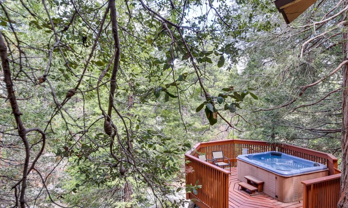 Cedar Glen Cabin | Cozy Lake Arrowhead Cabin w/ Hot Tub & Deck!