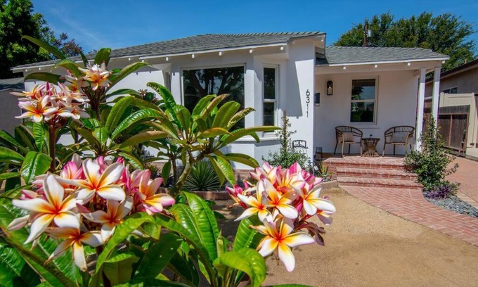 Valley Glen House | Cozy Modern 3 Bedroom home near Universal sleeps 9