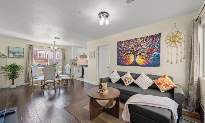 Alhambra Condo | Cozy&Stylish DT Alhambra Living Walk to Starbucks, Dining &Nightlife places