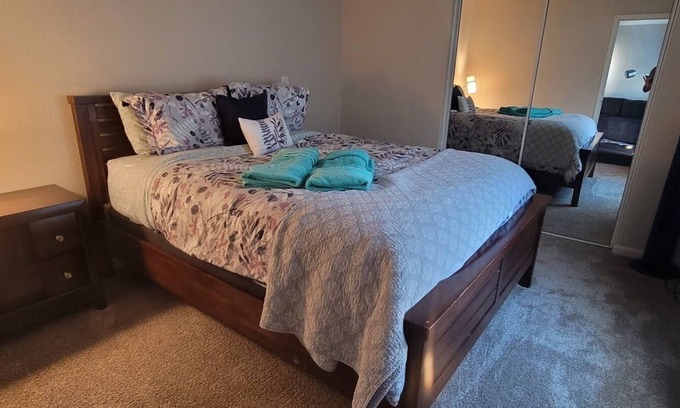 Brentwood House | Cozy Treetop Getaway in quiet cul de sac π³