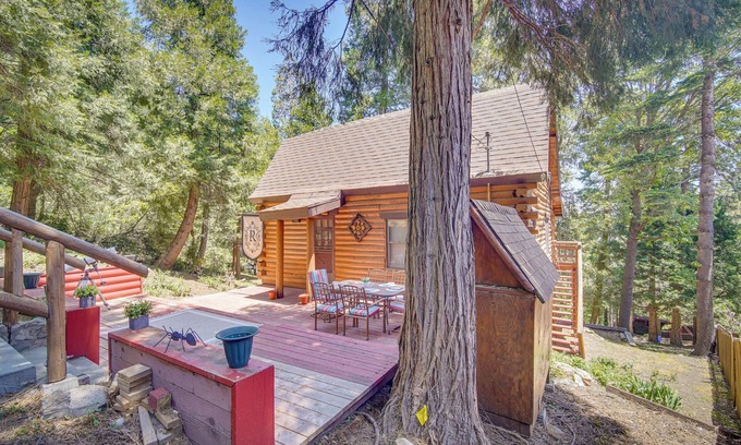 Cedarpines Park Cabin | Crestline Area Vacation Rental Cabin w/Decks!