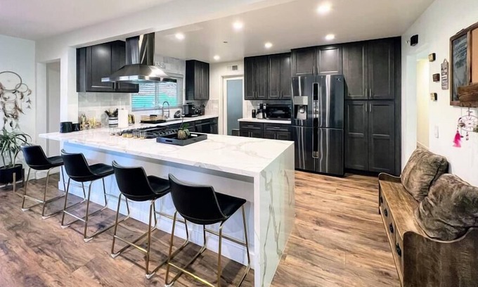 West Hills House | Cubier: Luxury 3BR Estate in West Hills (BA-BC)