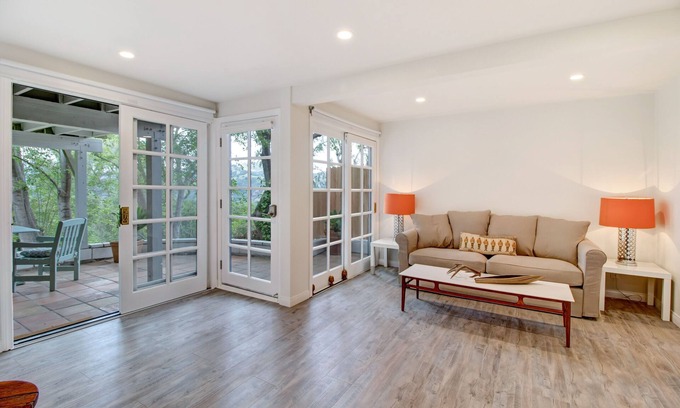 Fernwood Apartment | Das Gasthaus is nestled within the Santa Monica Mountains in Topanga.