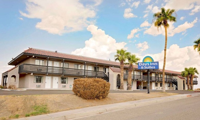 Needles Hotel | Days Inn & Suites by Wyndham Needles
