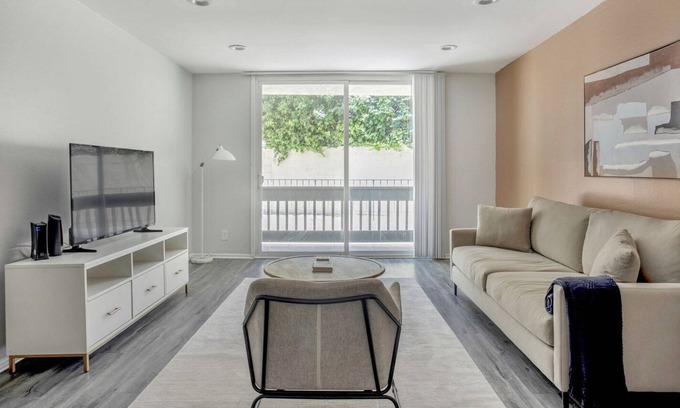 Pacific Palisades Apartment | Delightful Pacific Palisades 1BR w/ Hot Tub, nr Beach, by Blueground