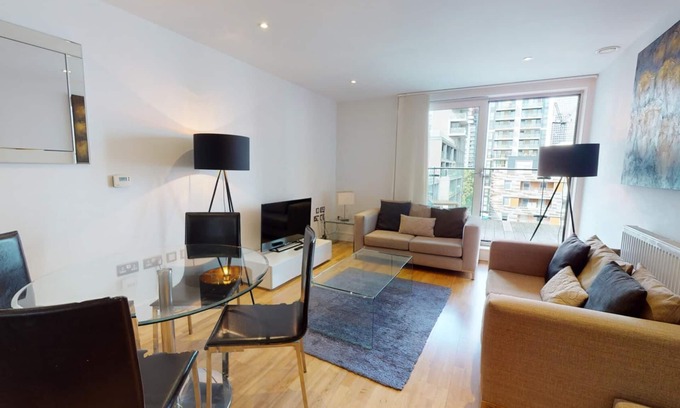 Isle of Dogs Apartment | Deluxe Two Bed Apartment w Balcony in Canary Wharf