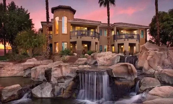 Palm Desert Condo | Desert Springs Villas large bedroom with full kitchen