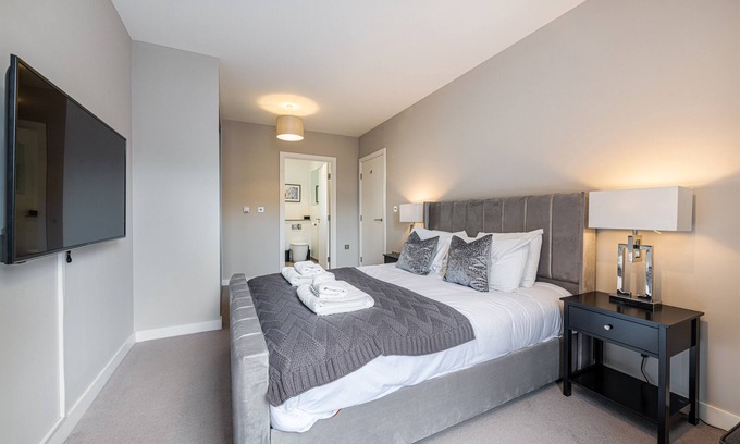 Northcote Apartment | Designer Short Let - Family friendly with playground on site!