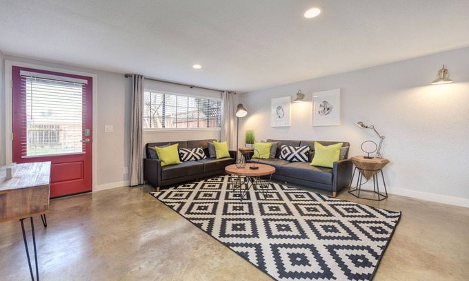Central Sacramento House | Downtown ALHAMBRA HOUSE Walk to ALL J Street & Midtown Back Yard Grill Parking