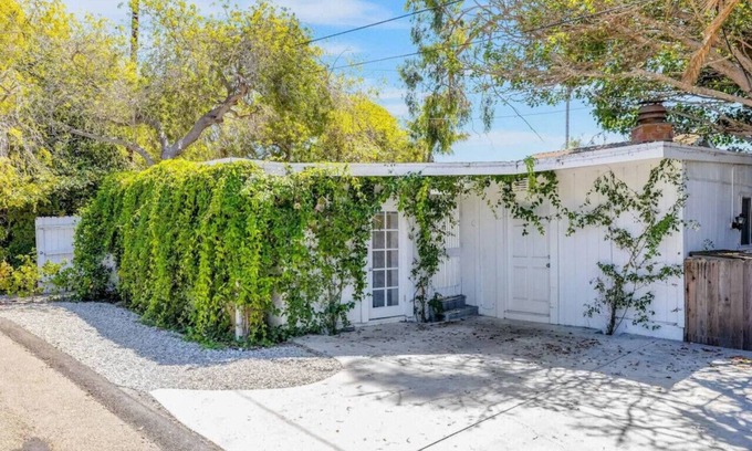 Santa Barbara Apartment | Driftwood Club - Gillian`s Room (dog friendly)