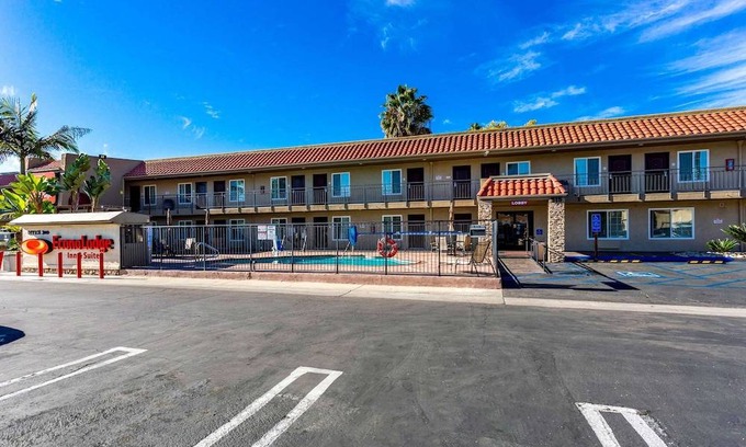 Central Escondido Hotel | Econo Lodge Inn & Suites Escondido Downtown
