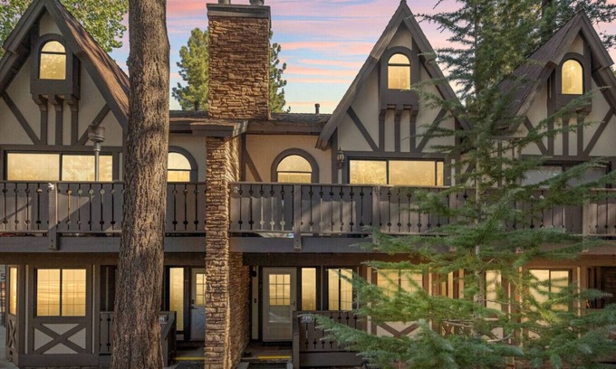 Summit Estates Apartment | Edge of the Run, Steps 2 Ski lift at Snow Summit!