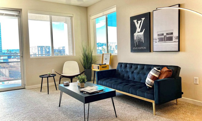 Beverly Hills Apartment | Elegant City Escape | Gym & Pool | 10mins to Cedar