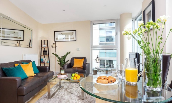 Isle of Dogs Apartment | Elegant One Bed Apartment in Heart of Canary Wharf