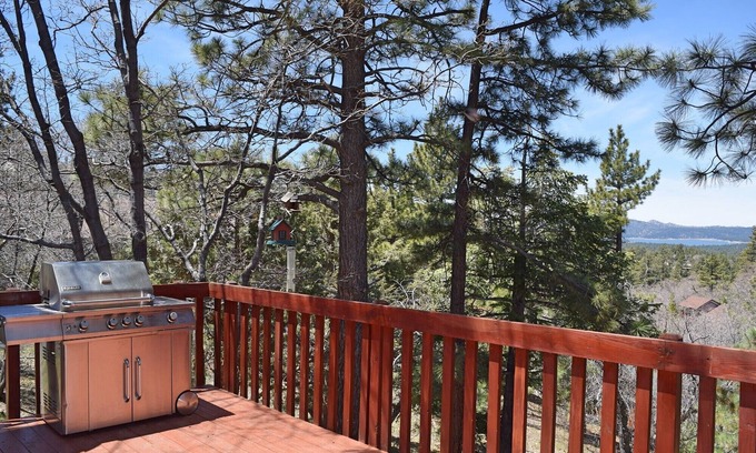 Upper Moonridge Cabin | Emerald Alps by Destination Big Bear : Lake and Mountain Views! Hot Tub! Foosball! Gas BBQ! Close to Bear Mtn!