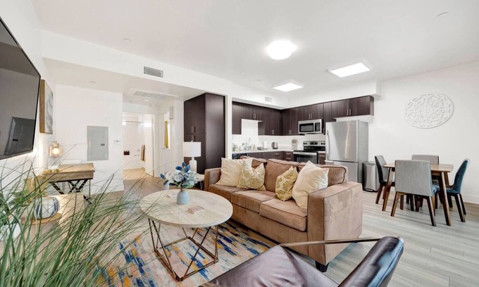 Moorpark Apartment | Extended Stay Walk to Americana | Close to Studios