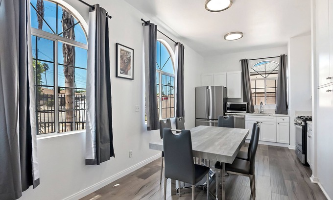 NoHo Arts District Apartment | Fabulous 3-bedroom 2-bath unit centrally located near Universal/Hollywood for 6+