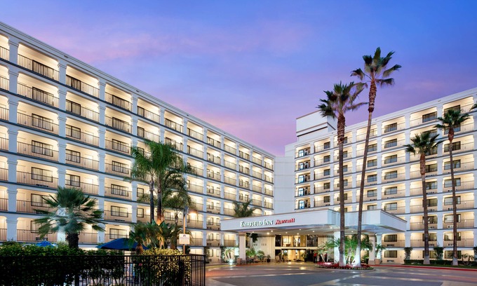 Anaheim Resort Hotel | Fairfield by Marriott Anaheim Resort
