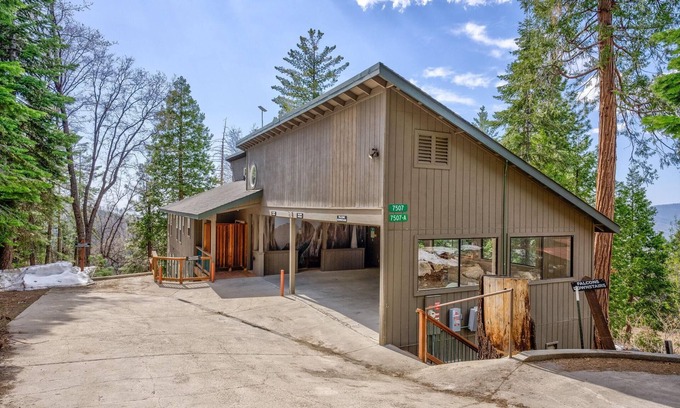 Yosemite National Park House | Falcons Nest (Downstairs)