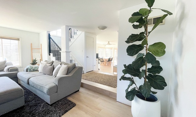 Huntington Beach House | Family-Friendly 4 bd Coastal House/No Cleaning Fee