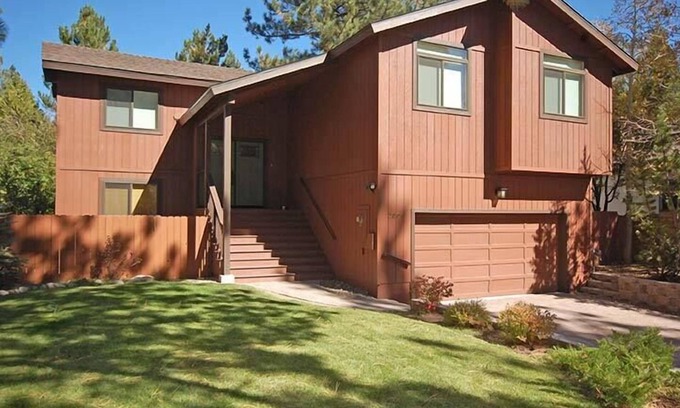 Highland Woods House | Family Home with Pool Table, Upgraded Kitchen -Minutes to Beach - Midtown.