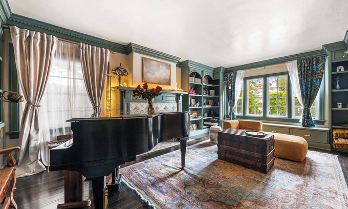 Hollywood House | Family Home with Office & GuestSuite In Hancock Park