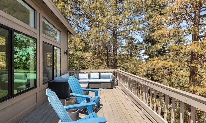 Twin Peaks House | Family Retreat with Pool Table and Movie Room!